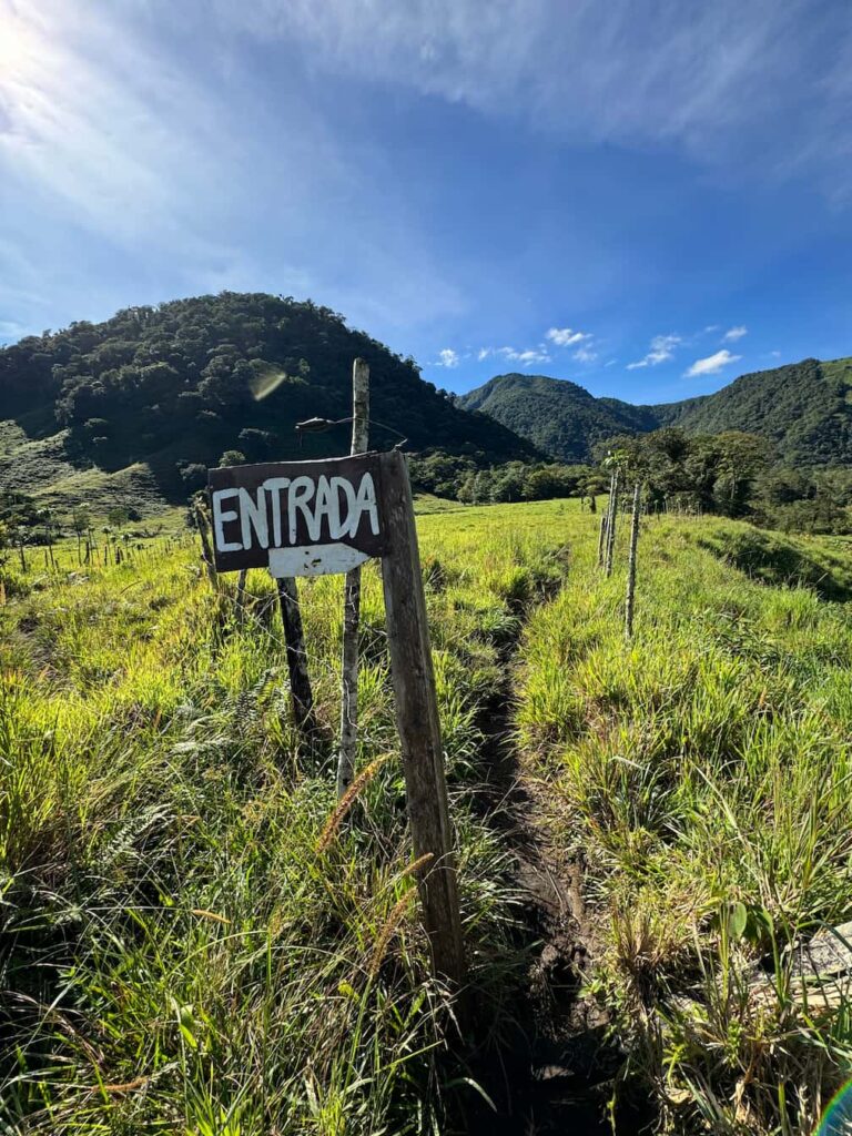 Photo of the entrance sign at Catarata Vuelta del Canon